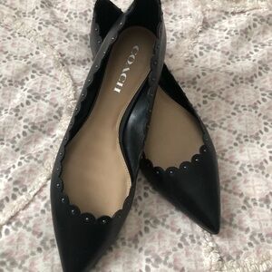COACH Black Scalloped Pointed-Toe Leather Flats. Size 9.5M EUC